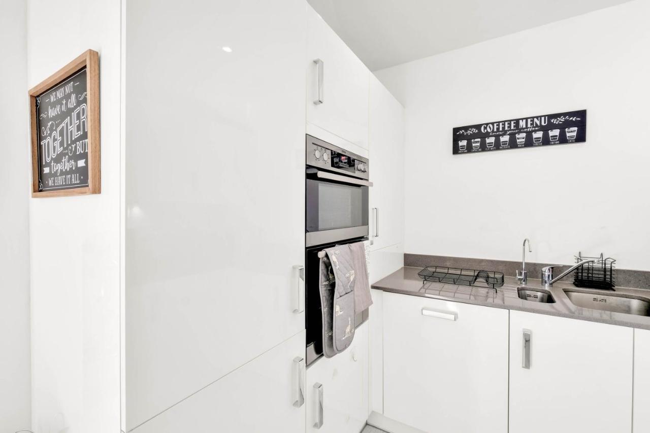 Foxherne 5Bdr 3Ba Serviced House With Parking - Slough By 360Stays Kültér fotó