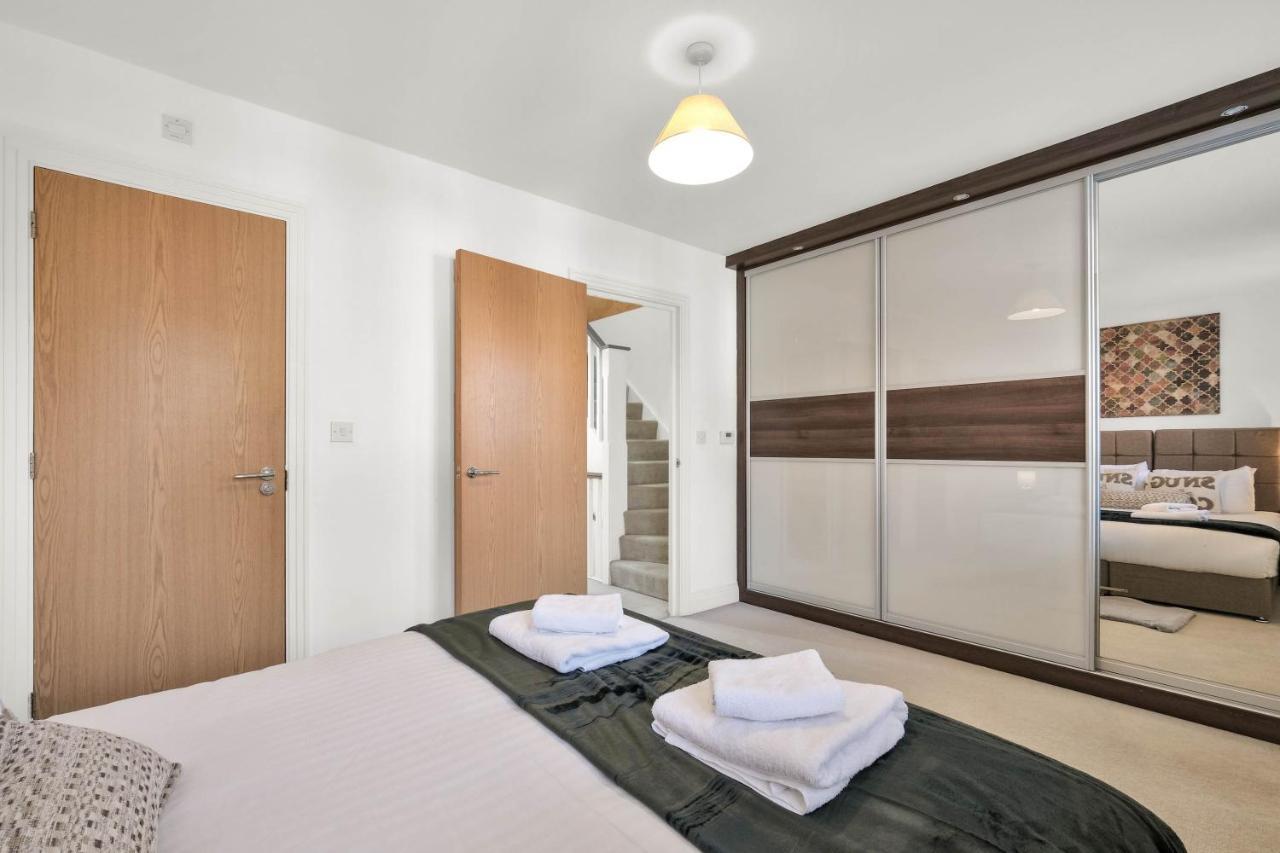 Foxherne 5Bdr 3Ba Serviced House With Parking - Slough By 360Stays Kültér fotó