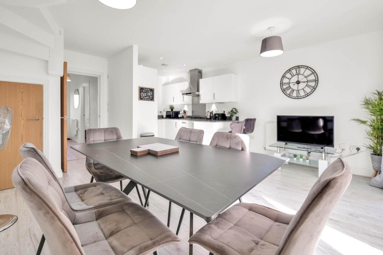 Foxherne 5Bdr 3Ba Serviced House With Parking - Slough By 360Stays Kültér fotó