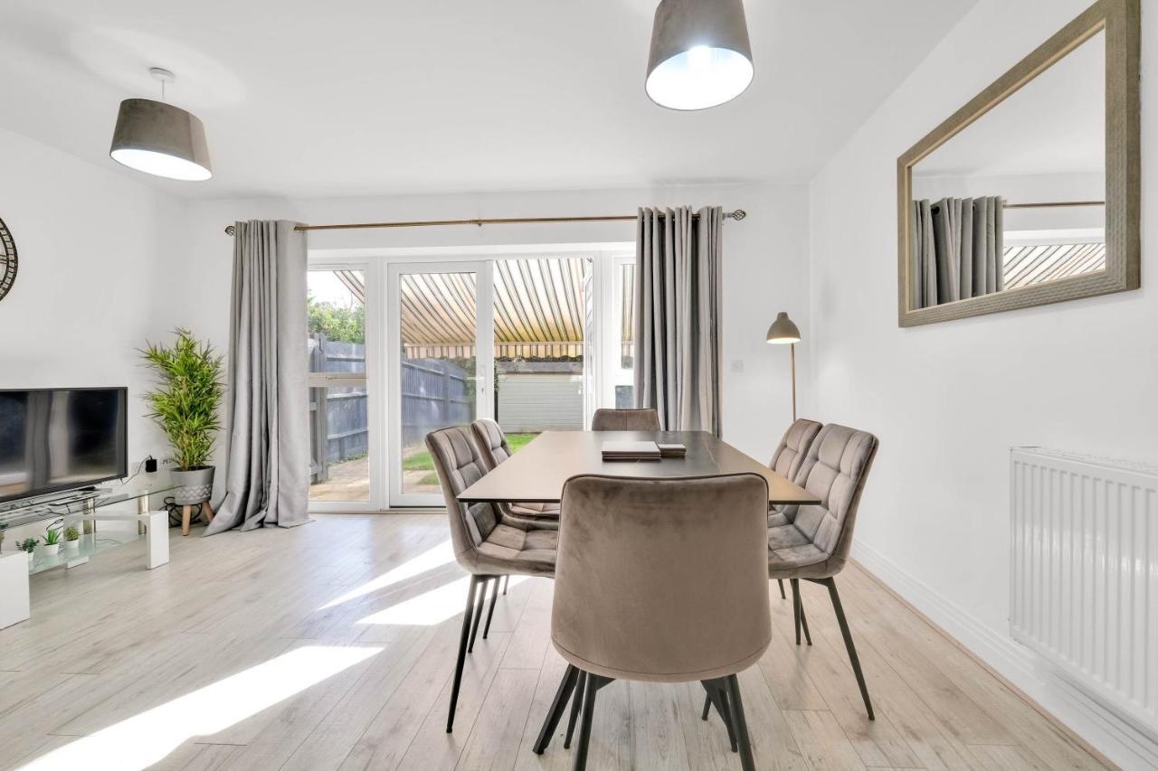 Foxherne 5Bdr 3Ba Serviced House With Parking - Slough By 360Stays Kültér fotó