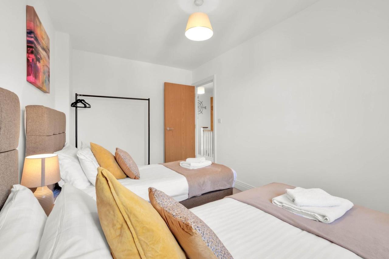 Foxherne 5Bdr 3Ba Serviced House With Parking - Slough By 360Stays Kültér fotó