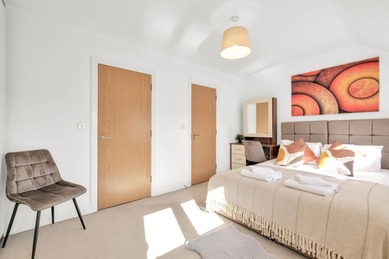 Foxherne 5Bdr 3Ba Serviced House With Parking - Slough By 360Stays Kültér fotó