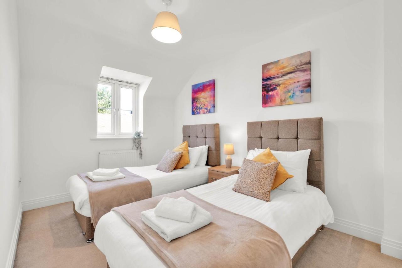 Foxherne 5Bdr 3Ba Serviced House With Parking - Slough By 360Stays Kültér fotó