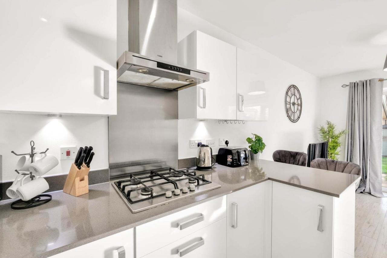 Foxherne 5Bdr 3Ba Serviced House With Parking - Slough By 360Stays Kültér fotó