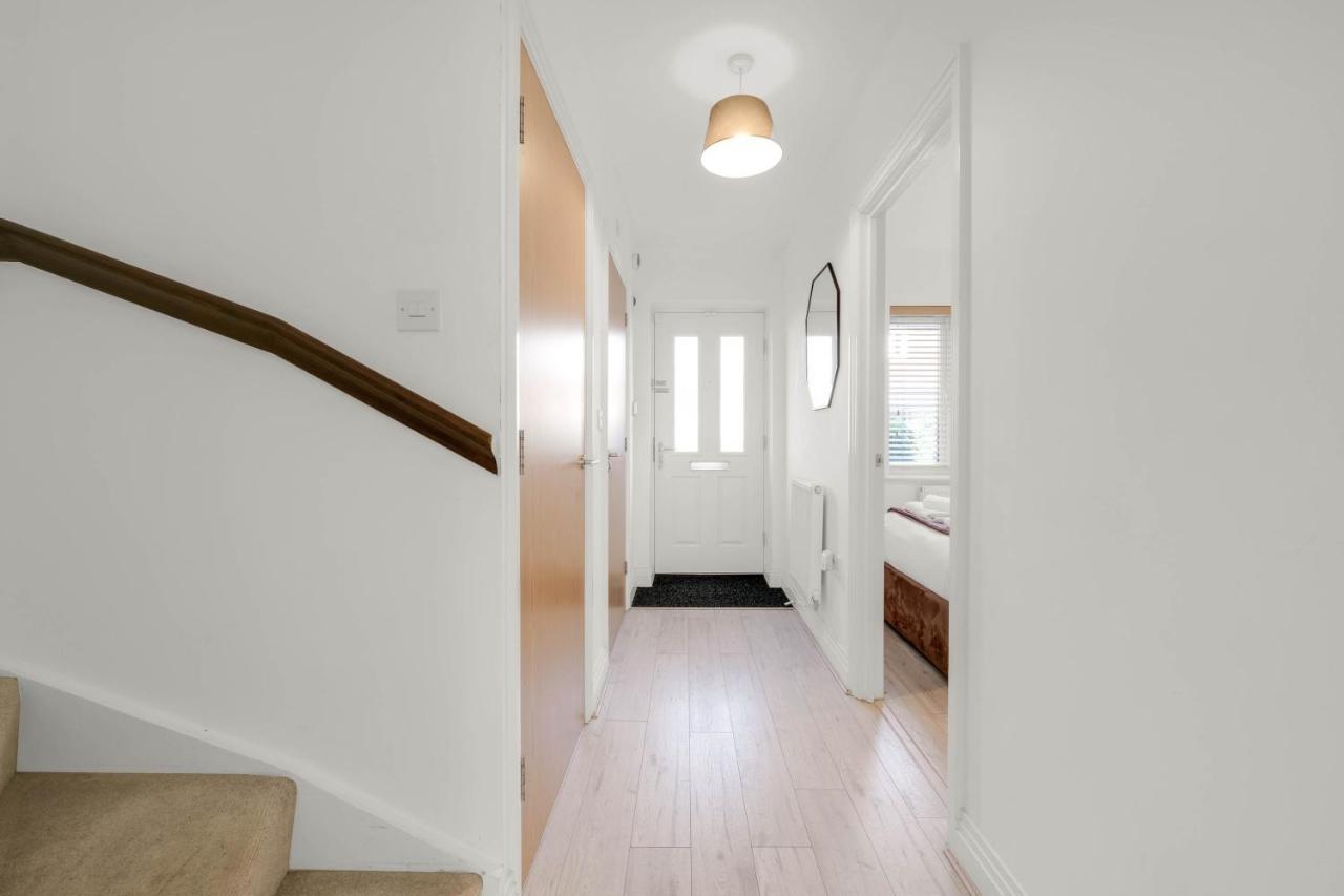 Foxherne 5Bdr 3Ba Serviced House With Parking - Slough By 360Stays Kültér fotó