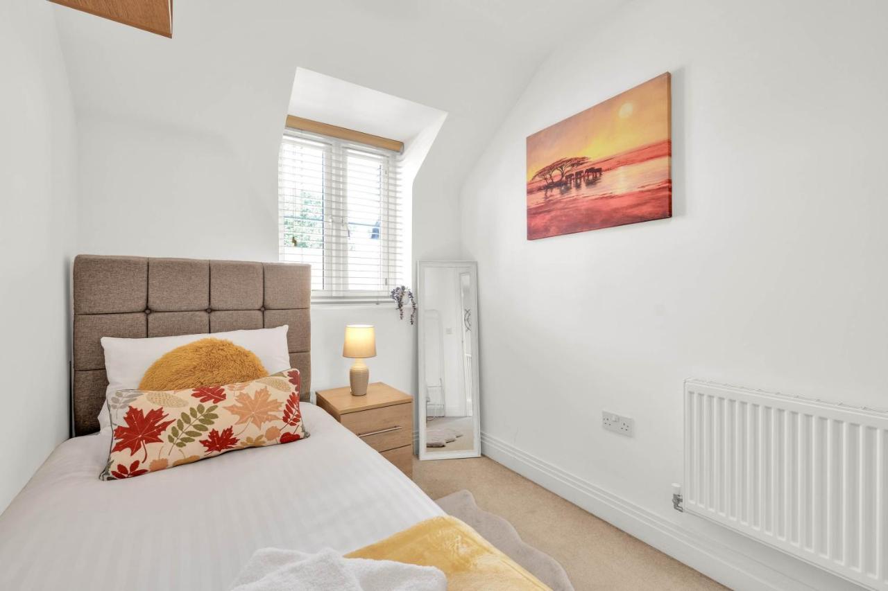 Foxherne 5Bdr 3Ba Serviced House With Parking - Slough By 360Stays Kültér fotó