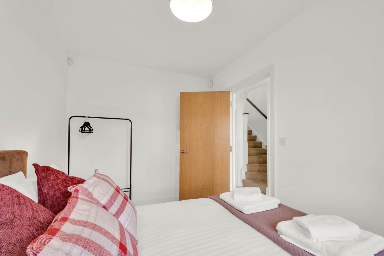 Foxherne 5Bdr 3Ba Serviced House With Parking - Slough By 360Stays Kültér fotó