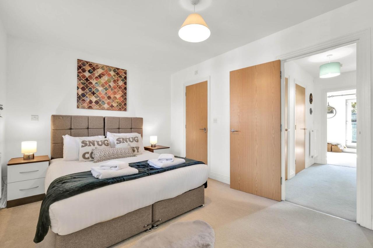 Foxherne 5Bdr 3Ba Serviced House With Parking - Slough By 360Stays Kültér fotó