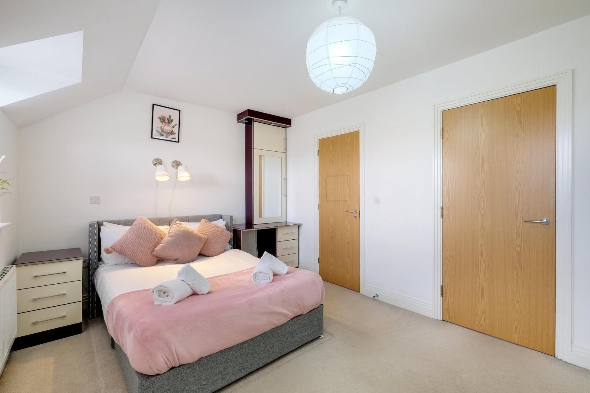 Foxherne 5Bdr 3Ba Serviced House With Parking - Slough By 360Stays Kültér fotó