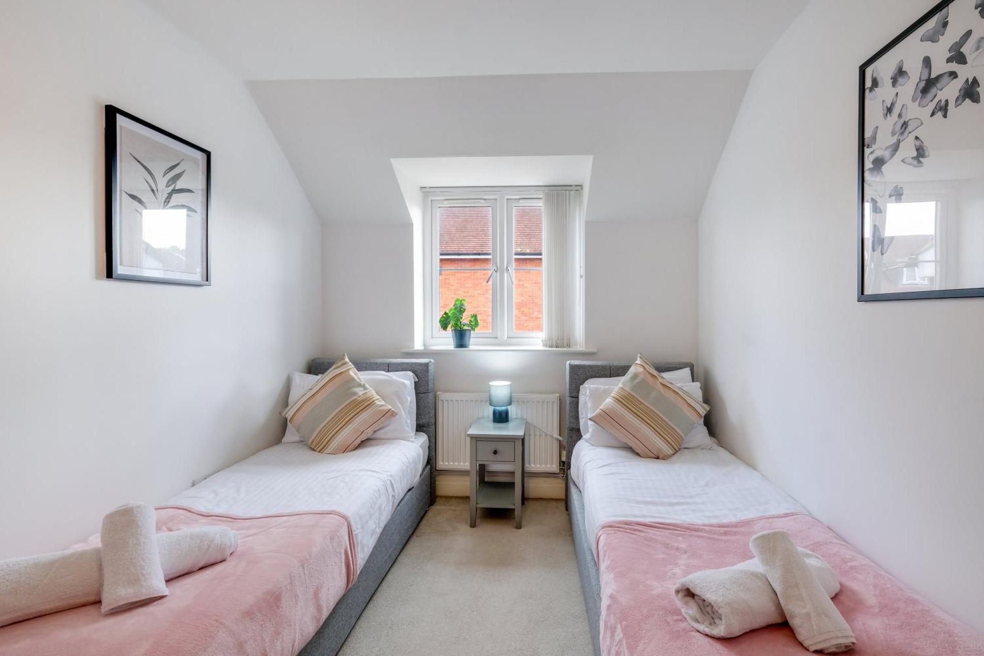 Foxherne 5Bdr 3Ba Serviced House With Parking - Slough By 360Stays Kültér fotó