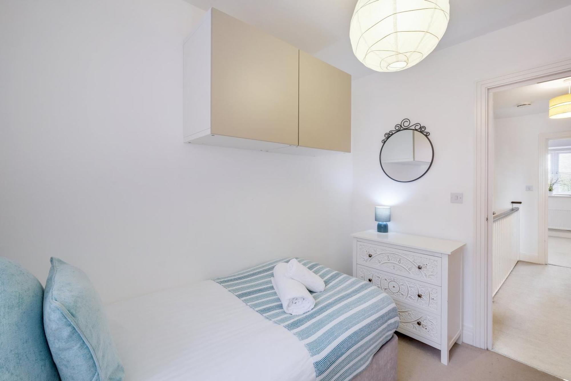 Foxherne 5Bdr 3Ba Serviced House With Parking - Slough By 360Stays Kültér fotó