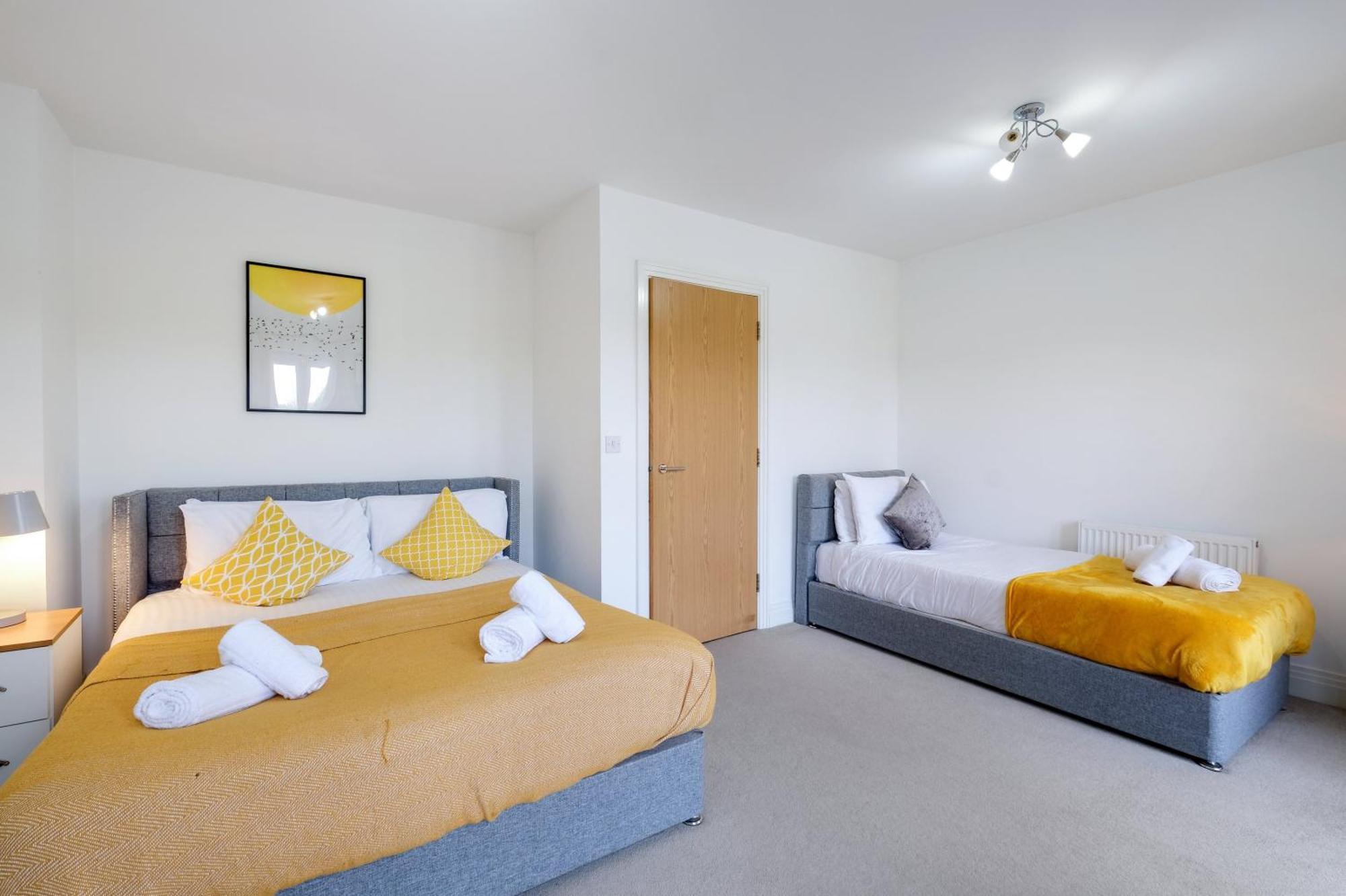 Foxherne 5Bdr 3Ba Serviced House With Parking - Slough By 360Stays Kültér fotó