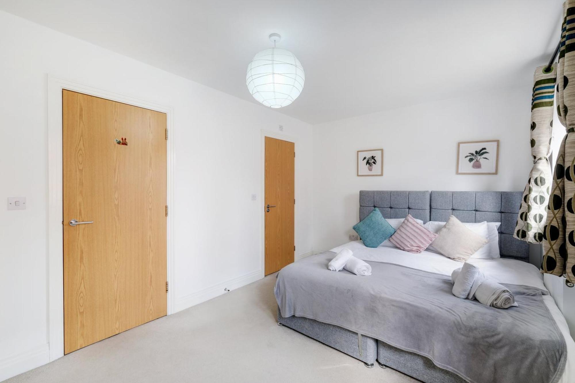 Foxherne 5Bdr 3Ba Serviced House With Parking - Slough By 360Stays Kültér fotó