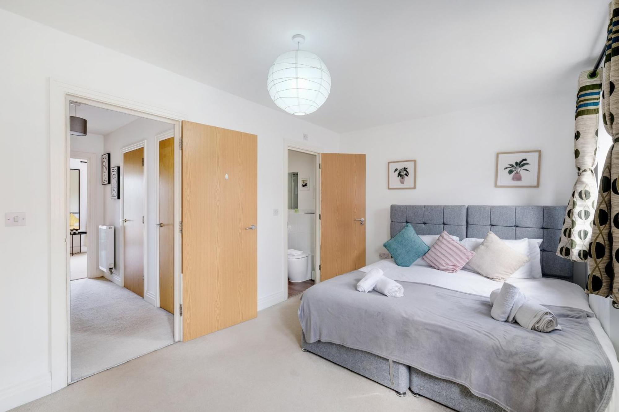 Foxherne 5Bdr 3Ba Serviced House With Parking - Slough By 360Stays Kültér fotó