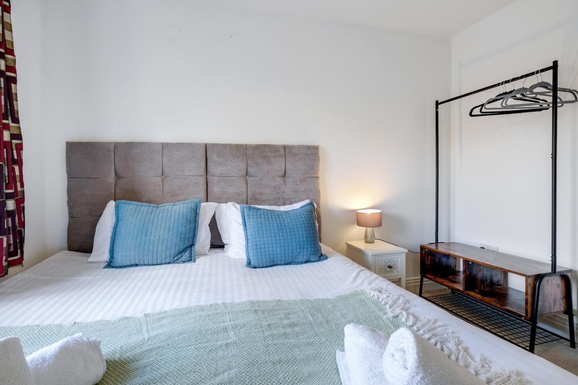 Foxherne 5Bdr 3Ba Serviced House With Parking - Slough By 360Stays Kültér fotó